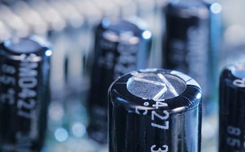 哪些材料會影響超級電容器的性能？